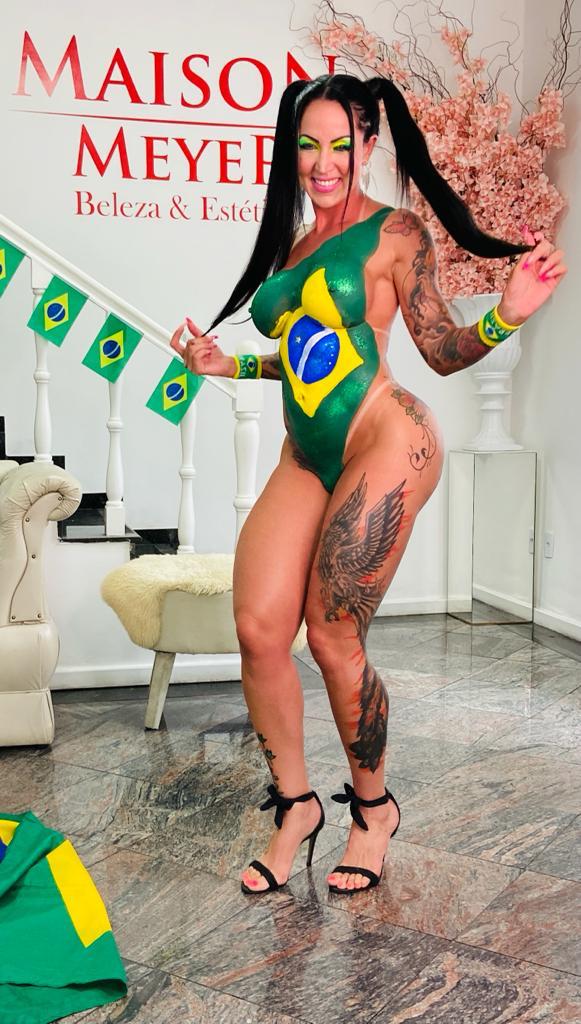 Elisa Sanches posa com corpo pintado em ensaio para a Copa Foto: divulgação