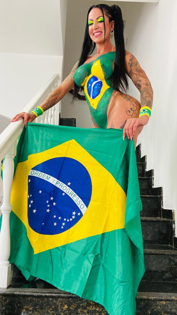 Elisa Sanches posa com corpo pintado em ensaio para a Copa Foto: divulgação