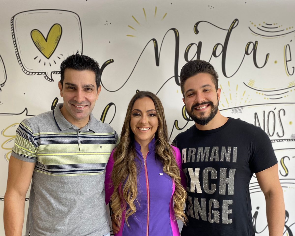 Paulo e William, integrantes do programa Hora do Faro, cuidam da beleza com doutora queridinha