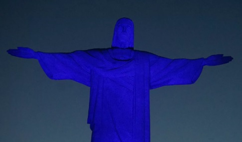 Cristo Redentor iluminado em azul