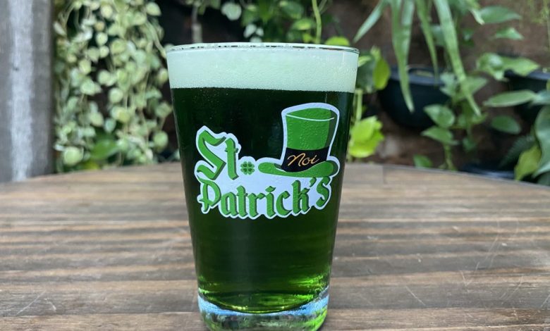 Chope verde e copo exclusivo em homenagem a São Patrício