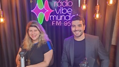Vanessa Goulart e Dr. Guilherme Scheibel, durante gravação do podcast DespadroniZada