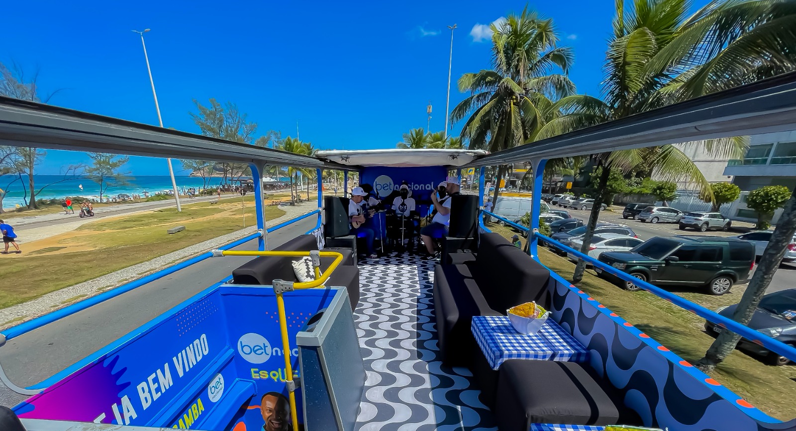 A parte superior do ônibus se transformou em um lounge personalizado com direito a roda de samba ao vivo e exclusiva