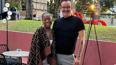 Estilista de Moçambique durante visita ao ambiente assinado por Thiago Herrera, na Mais Morar 2023