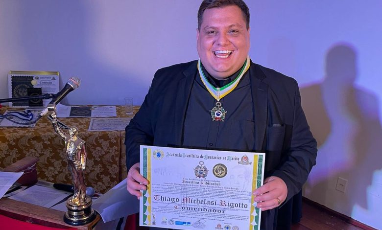 Jornalista Thiago Michelasi é nomeado "Comendador" durante premiação da Academia Brasileira de Honrarias ao Mérito