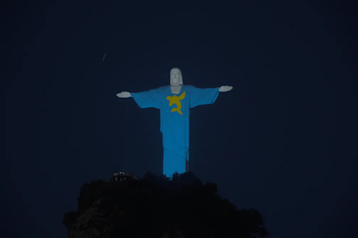 Cristo Redentor adere a acao beneficente de Luccas Neto e ‘veste camisa de persongem de filme