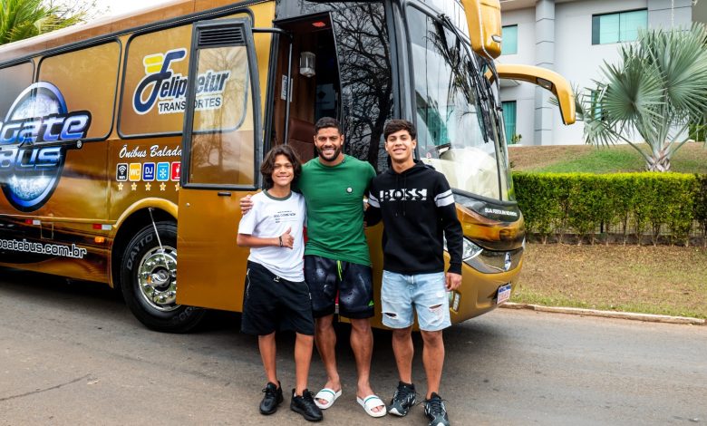 Hulk Paraíba, craque do Atlético-MG, comemora aniversário de seus filhos a bordo do ônibus balada BoateBus