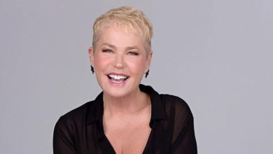 Xuxa surge magerrima com look curto aos 60 anos de