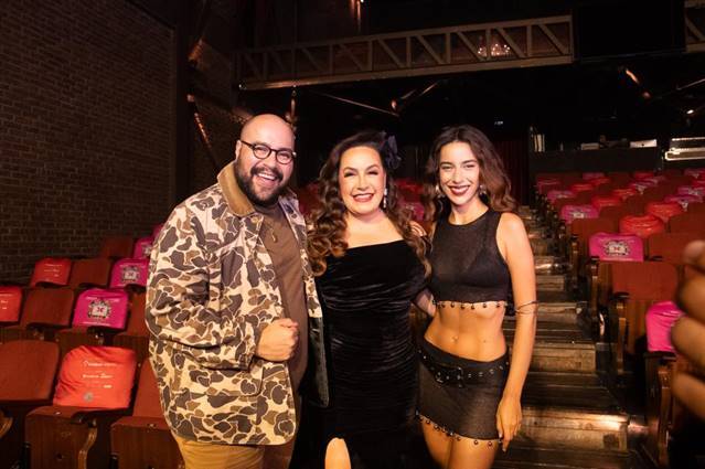 Gina Garcia lota teatro com tributo a Gal Costa ao lado de Marina Sena e Tiago Abravanel