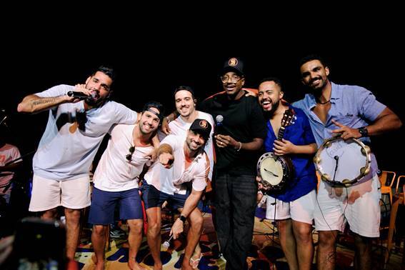 Mumuzinho relembra inicio de carreira ao prestigiar banda carioca 5521 em festa que misturou famosos e anonimos no Rio de Janeiro