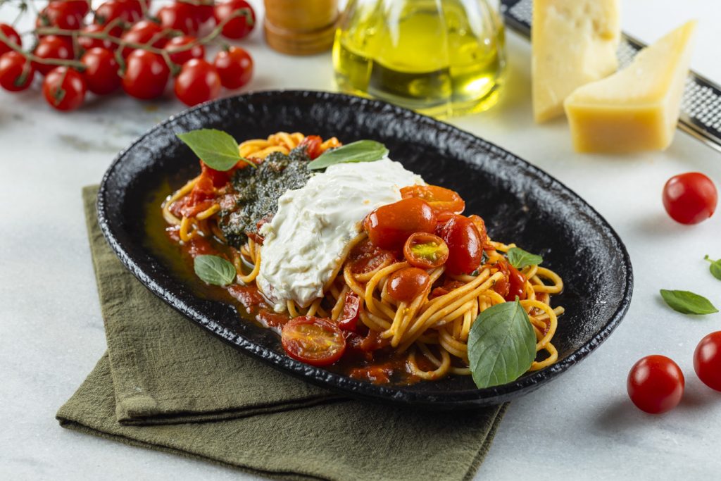 La Braciera Spaghettone Bandiera com tomate straciatella e pesto Neuton Araujo