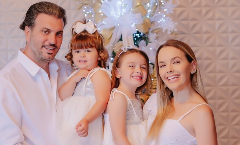 Thaeme celebra 9 anos de uniao com o marido Fabio Elias e reune familia em sessao de fotos natalinas e1702907688205