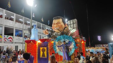 Inocente de Belford Roxo escola de samba do Rio de Janeiro faz homenagem para Silvio Santos