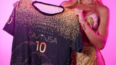 Gabi Martins posa com a faixa musa do Camarote Camisa 10.