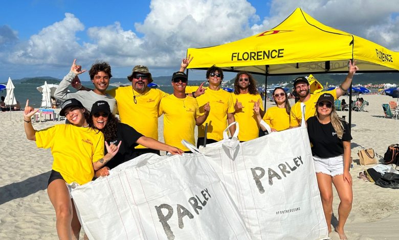 Equipe Florence X Parley Brasil na ação de coleta da praia de Jurerê Internacional (Imagem: Divulgação)