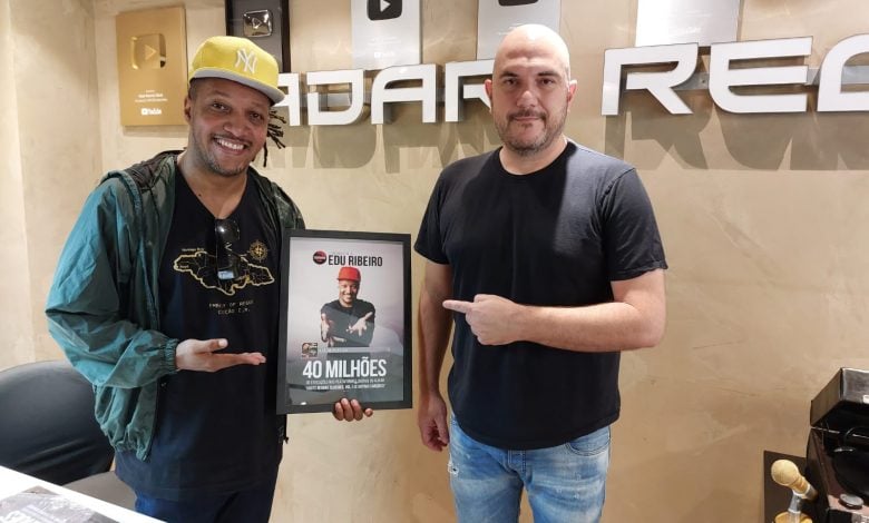 Edu Ribeiro recebe placa em homenagem da Radar Records 1