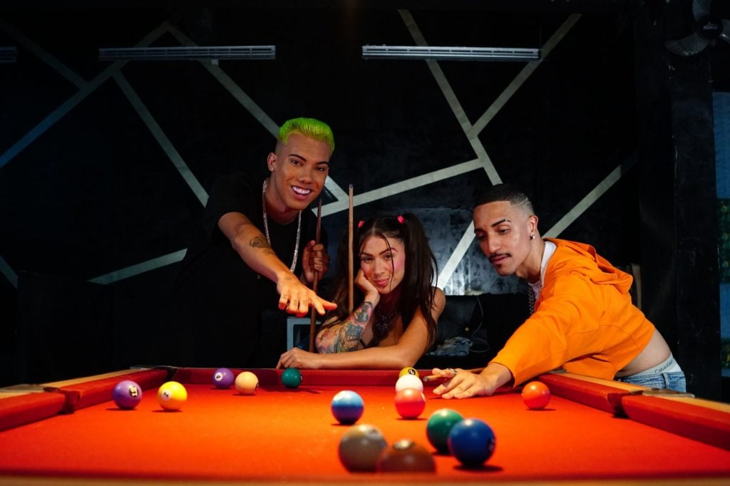 DJ Leozera, MC Pipokinha e Douglas Nobre durante a gravação do clipe