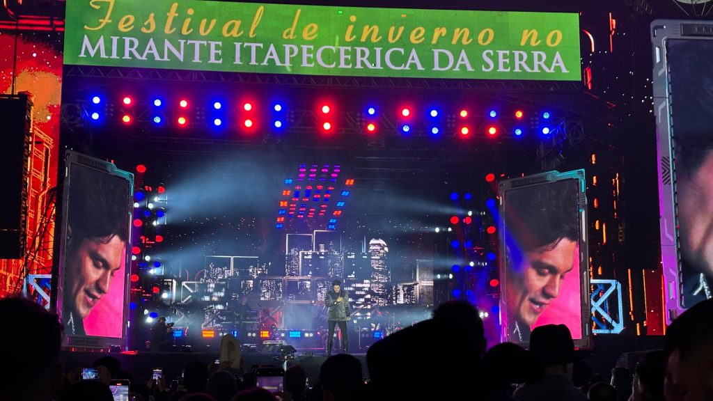 Imagem: Luan Santana se apresentando em Itapecerica da Serra. Crédito: Letícia Vicente