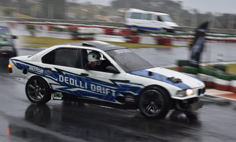 Bmw em demostracao de drift na pista foto @taps.psd