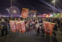 Paramount Pictures marca presenca no Rock in Rio 2024 com time de gladiadores circulando no festival