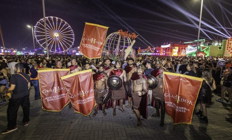 Paramount Pictures marca presenca no Rock in Rio 2024 com time de gladiadores circulando no festival