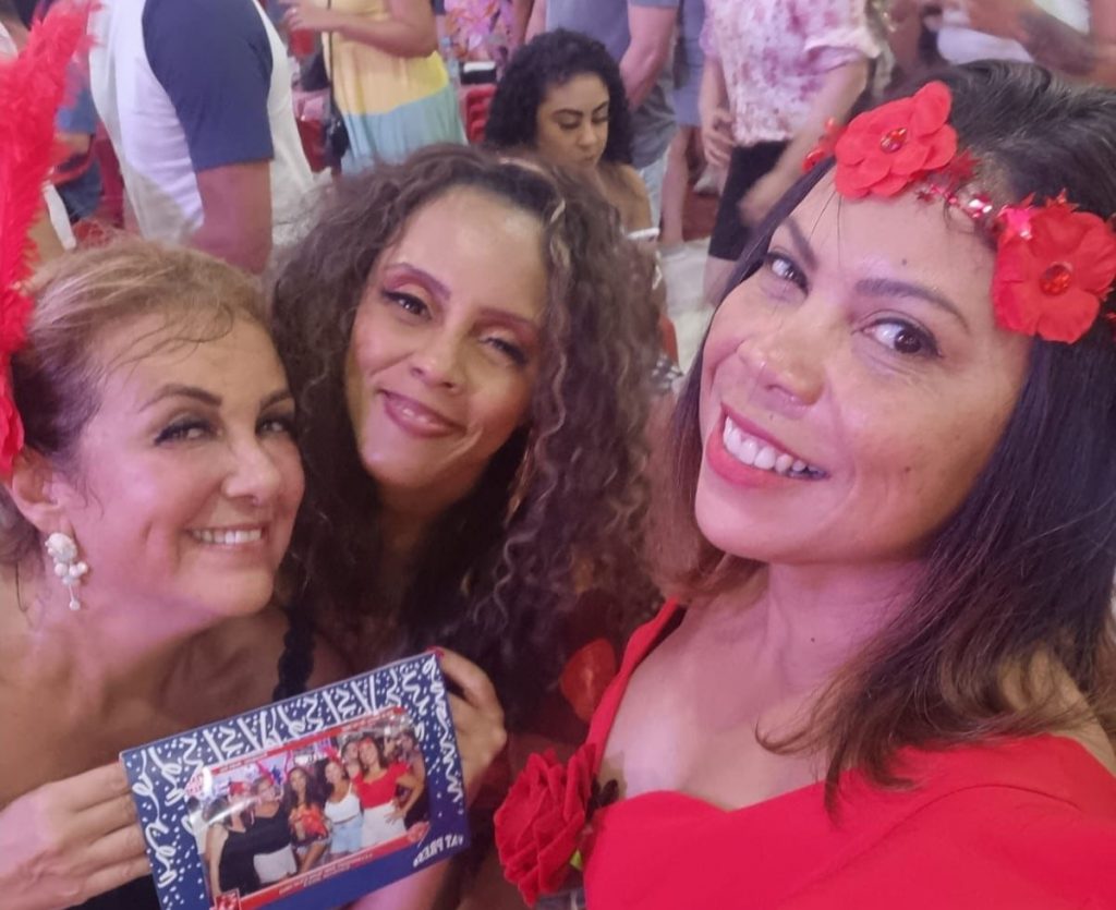 Walnei Arenque em momento de lazer, na quadra do Salgueiro, com as amigas Fernanda Freitas e Marilene Nunes.