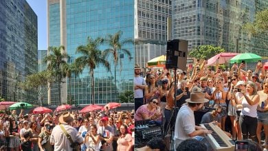 Zeeba faz shows surpresa na Av. Paulista e Campinas e emociona publico com seus sucessos