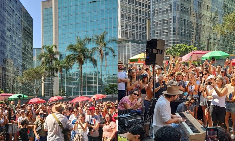 Zeeba faz shows surpresa na Av. Paulista e Campinas e emociona publico com seus sucessos