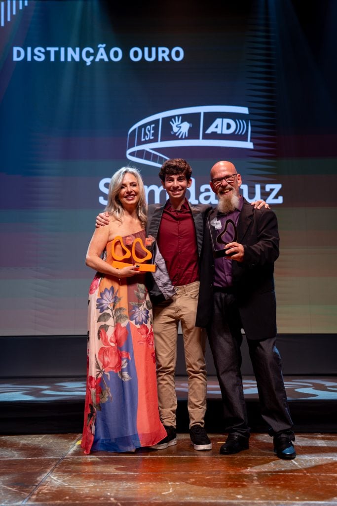 Ana Claudia Ferreira David Schames e Sidnei Schames da Som da Luz com os tres trofeus recebidos Foto Charles Garcia 3187 5