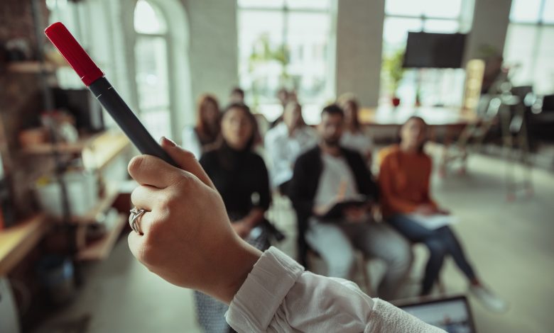 Desenvolvimento Contínuo A Importância da Educação e Qualificação