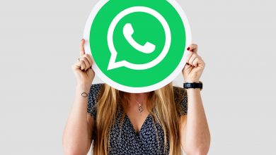 Ilustração de um smartphone com o WhatsApp GB aberto, destacando o uso do modo fantasma para ocultar status online e melhorar a privacidade.