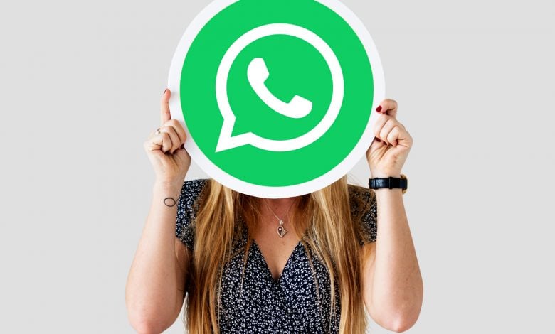 Ilustração de um smartphone com o WhatsApp GB aberto, destacando o uso do modo fantasma para ocultar status online e melhorar a privacidade.