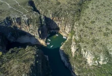 Passeio de lancha em Capitólio com vista para os cânions e águas cristalinas do lago de Furnas, um dos principais destinos turísticos de Minas Gerais.