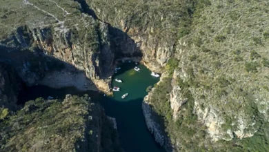 Passeio de lancha em Capitólio com vista para os cânions e águas cristalinas do lago de Furnas, um dos principais destinos turísticos de Minas Gerais.