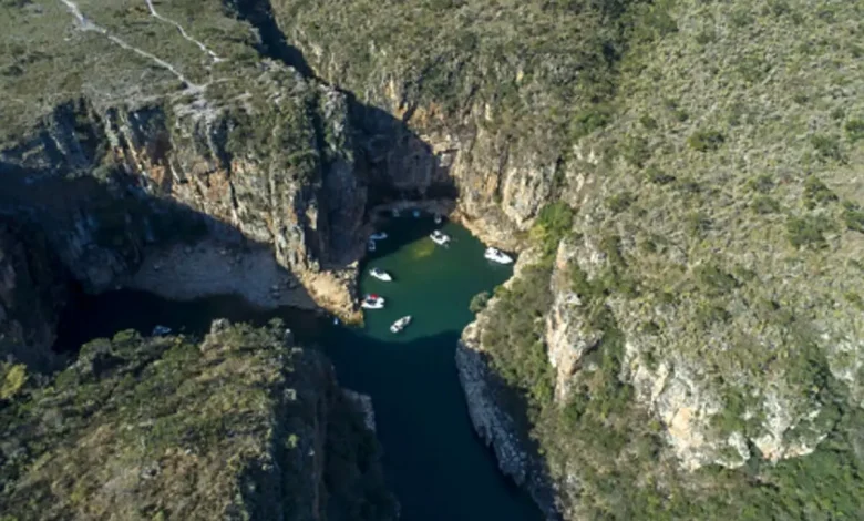 Passeio de lancha em Capitólio com vista para os cânions e águas cristalinas do lago de Furnas, um dos principais destinos turísticos de Minas Gerais.