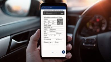 Documento CRLV digital exibido na tela de um celular dentro de um veículo.