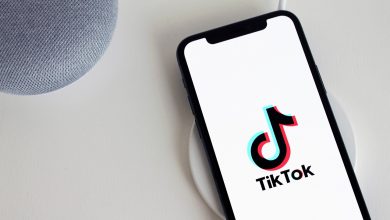 Imagem celular com logo do tiktok