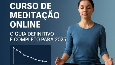 Imagem com uma mulher meditando em pose de lótus ao lado do texto “Curso de Meditação Online: O Guia Definitivo e Completo para 2025”, com gráfico representando queda no estresse.