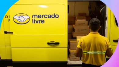 Profissional da Mercado Livre carregando encomendas em uma van amarela.