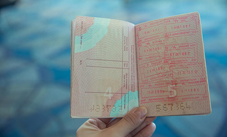 Passaporte e bandeira da Espanha simbolizando cidadania espanhola por descendência via Lei da Memória Democrática.