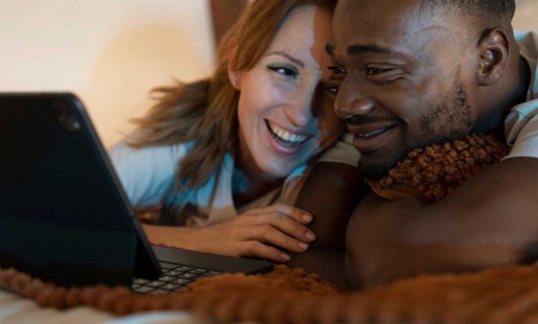 Como a mídia e o entretenimento romantizam relacionamentos baseados em dinheiro