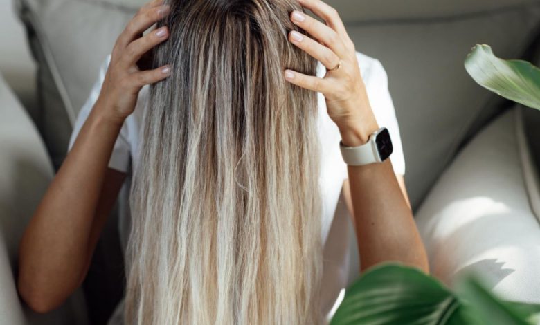 Rotina completa de cuidados para cabelos secos e quebradiços no dia a dia