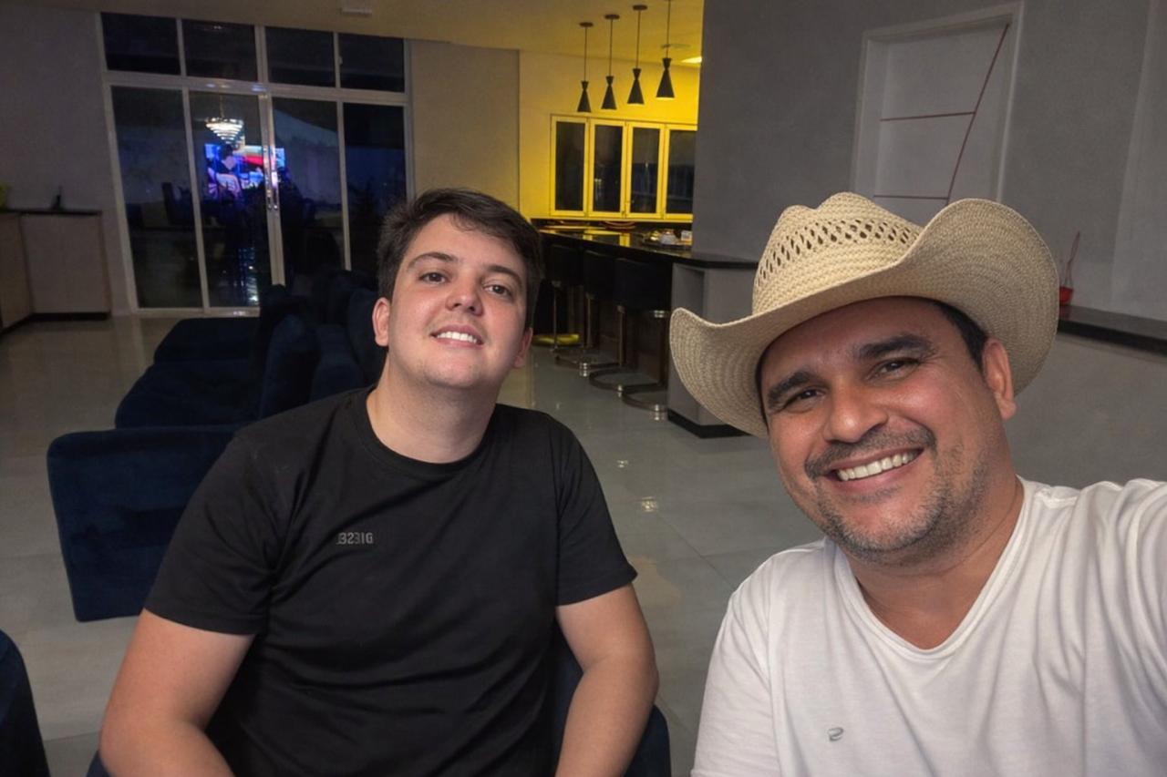 Lutz Brito ao lado do vereador Xandinho durante confraternização de final de ano, em um momento de diálogo, reconhecimento e fortalecimento de laços institucionais.