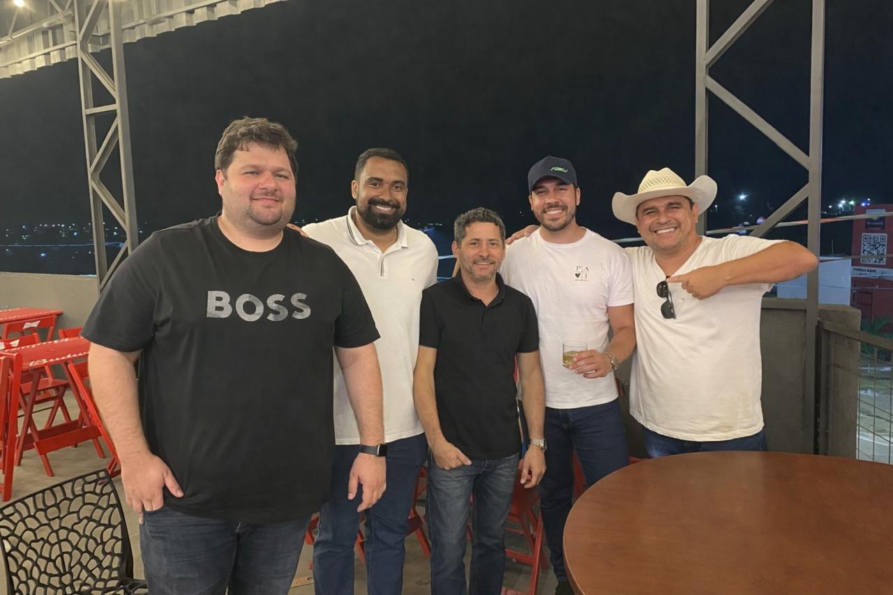 Lutz Brito ao lado de amigos e parceiros, Bruno Andrade e Alyson, representando uma liderança próxima e acessível.