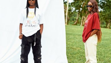 Duas mulheres posando em um parque, uma em camiseta branca e outra em camiseta vermelha.