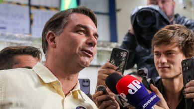 Flávio Bolsonaro vota no Rio de Janeiro (Reprodução)